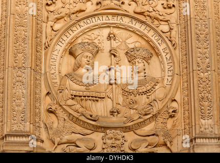 Salamanca, Spanien: Reich verzierte Wand der Universität (gegründet im Jahre 1218) mit den Gesichtern von König Ferdinand und Königin Elisabetha. Stockfoto