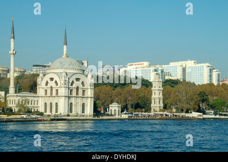 Ägypten, Istanbul, Besiktas, Dolmabahçe Camii Uhrtum des Dolmabahce Palast Und Dahinter Das Swiss Hotel Stockfoto