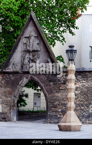 Tschechische Kubismuslaterne, Prager kubistische Straßenlaterne, ein einzigartiges Werk von Emil Kralicek (1913), Tschechische Republik, Europa, gotisches ehemaliges Klostertor dahinter Stockfoto