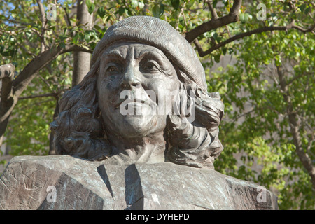 Skulptur von Carmen Martin Gaite (8. Dezember 1925 – 22. Juli 2000), ein Award Gewinner spanischer Autor und geboren in Salamanca. Stockfoto