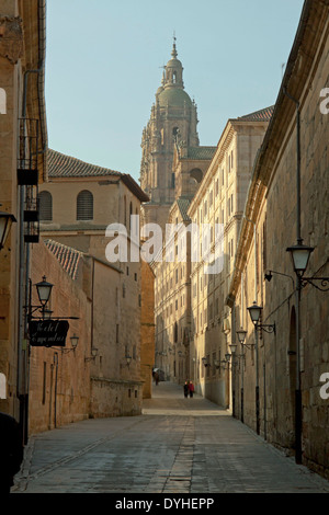 Licht des frühen Morgens auf Calle Compañía, bietet eine ruhige Stimmung in der historischen Stadt Salamanca in Castilla y León, Spanien. Stockfoto