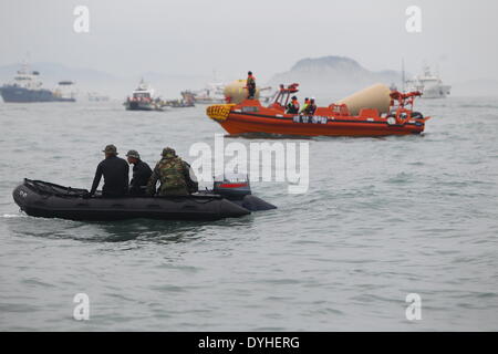 Jindo, Südkorea. 18. April 2014. Südkoreanischen Küstenwache und Marine Taucher vorbereiten, in der Nähe der gekenterte Fähre in Jindo auf 18. April 2014 zu tauchen. Südkoreanischen Küstenwache und Marine Taucher werden versuchen, den Rumpf des gesunkenen südkoreanischen Passagierfähre einzugehen, für drei Stunden früher am Freitag nach dem gescheiterten Versuch ihren Weg in Pkw machen Kabinen. Bildnachweis: Song Cheng Feng/Xinhua/Alamy Live-Nachrichten Stockfoto