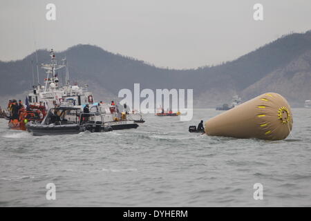 Jindo, Südkorea. 18. April 2014. In der Nähe der gekenterte Fähre in Jindo ist Airbags auf 18. April 2014 zu sehen. Südkoreanischen Küstenwache und Marine Taucher werden versuchen, den Rumpf des gesunkenen südkoreanischen Passagierfähre einzugehen, für drei Stunden früher am Freitag nach dem gescheiterten Versuch ihren Weg in Pkw machen Kabinen. Bildnachweis: Song Cheng Feng/Xinhua/Alamy Live-Nachrichten Stockfoto