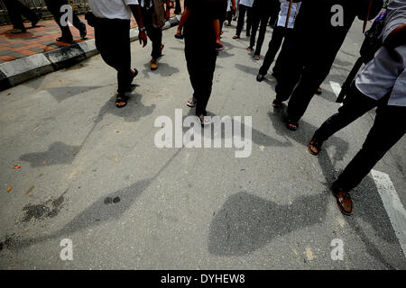 Kuala Lumpur, Malaysia. 18. April 2014. Demonstranten sind Schatten auf der Straße während einer Protestaktion gegen den Präsidenten der Vereinigten Staaten, Barrack Obama her kommenden Besuch außerhalb der US-Botschaft in Kuala Lumpur, Malaysia, Freitag, 18. April 2014. Der Protest wird von einer NGO, Hizbut Tahrir Malaysia, auf dem Boden von Barrack Obama, weltweit Nummer eins Terrorist organisiert. Bildnachweis: Joshua Paul/NurPhoto/ZUMAPRESS.com/Alamy Live-Nachrichten Stockfoto