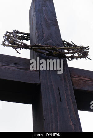 Wenig Walsingham, Norfolk, Großbritannien. 18. April 2014. Eine Krone aus Dornen auf ein hölzernes Kreuz an Karfreitag an der Marienkirche, wenig Walsingham, Norfolk, England, UK-Marke. Bildnachweis: Stuart Aylmer/Alamy Live-Nachrichten Stockfoto