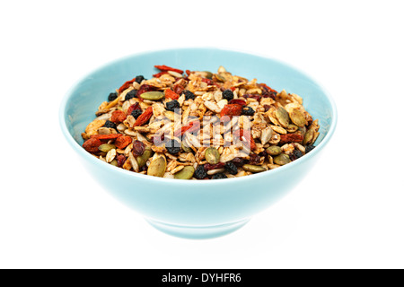 Schüssel mit hausgemachtem Müsli mit verschiedenen Samen und Beeren, die isoliert auf weißem Hintergrund Stockfoto