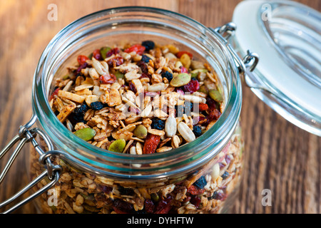 Hausgemachtem Müsli in offenen Glas auf rustikalen hölzernen Hintergrund Stockfoto