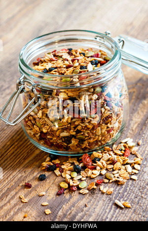 Hausgemachtem Müsli in offenen Glas auf rustikalen hölzernen Hintergrund Stockfoto