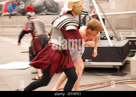 London, UK. 18. April 2014. Dramatische Szene aus der Open-Air-Performance der Passion Jesu durch die Wintershall-Spieler auf dem Trafalgar Square am Karfreitag. Bildnachweis: Adina Tovy/Alamy Live-Nachrichten Stockfoto