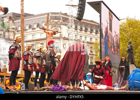 London, UK. 18. April 2014. Szene aus der Open-Air-Performance der Passion Jesu durch die Wintershall-Spieler auf dem Trafalgar Square am Karfreitag. Bildnachweis: Adina Tovy/Alamy Live-Nachrichten Stockfoto
