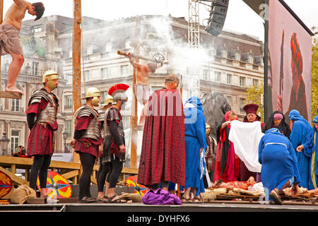 London, UK. 18. April 2014. Szene aus der Open-Air-Performance der Passion Jesu durch die Wintershall-Spieler auf dem Trafalgar Square am Karfreitag. Bildnachweis: Adina Tovy/Alamy Live-Nachrichten Stockfoto