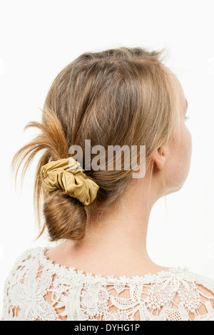 Studioaufnahme von junge Frau mit lässigen chaotisch Chignon Frisur Stockfoto