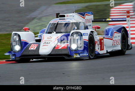 Northampton, UK. 18. April 2014. #7 Toyota Racing Toyota TS 040 Hybrid von Alexander Wurz (AUT) / Stephane Sarrazin (FRA) / Kazuki Nakajima (JPN) in Aktion während der ersten freien Training in Runde 1 der 2014 FIA World Endurance Championship von Silverstone Circuit. Bildnachweis: Aktion Plus Sport/Alamy Live-Nachrichten Stockfoto