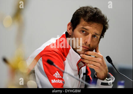 Northampton, UK. 18. April 2014. Ex-Formel-1 und jetzt Porsche Team Fahrer Mark Webber (AUS) blickt auf eine während der Pre-Event Pressekonferenz in Runde 1 der 2014 FIA World Endurance Championship von Silverstone Circuit. Bildnachweis: Aktion Plus Sport/Alamy Live-Nachrichten Stockfoto