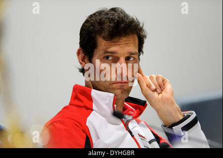 Northampton, UK. 18. April 2014. Ex-Formel-1 und jetzt Porsche Team Fahrer Mark Webber (AUS) blickt auf eine während der Pre-Event Pressekonferenz in Runde 1 der 2014 FIA World Endurance Championship von Silverstone Circuit. Bildnachweis: Aktion Plus Sport/Alamy Live-Nachrichten Stockfoto