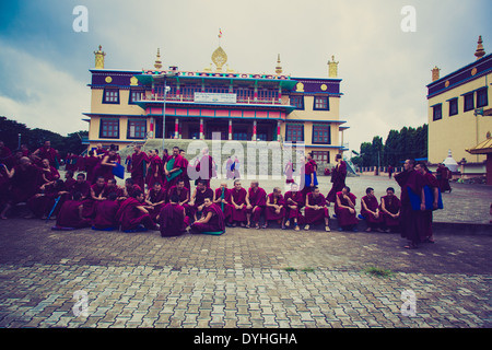 Buddhistische Mönche Anfang Debatte Sitzung im Kloster Sera Je in Bylakuppe, Indien zu starten. Stockfoto