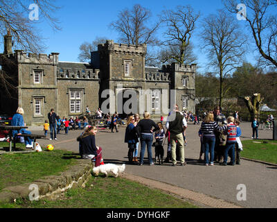 Glasgow, Schottland. 18. April 2014. Familien genießen frische Frühlingssonne am Karfreitag an Mugdock Country Park Milngavie Glasgow. Bildnachweis: ALAN OLIVER/Alamy Live-Nachrichten Stockfoto