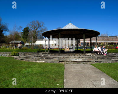 Glasgow, Schottland. 18. April 2014. Familien genießen frische Frühlingssonne am Karfreitag an Mugdock Country Park Milngavie Glasgow. Bildnachweis: ALAN OLIVER/Alamy Live-Nachrichten Stockfoto