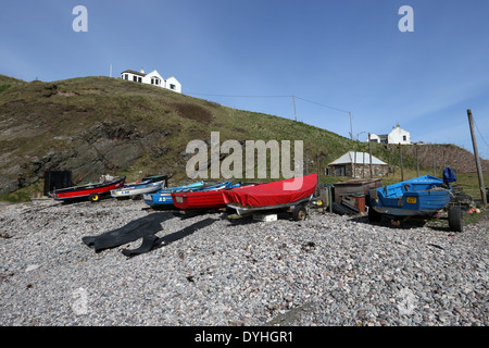 Kleine Fischerboote am malerischen Hafen an der Bucht Bucht, Aberdeen City, Schottland, Großbritannien Stockfoto