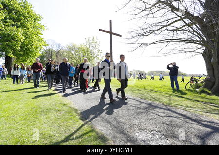 Dublin, Irland. 18. April 2014. Die Pilger folgen der Erzbischof von Dublin und die Person, die das Kreuz tragend. Der Erzbischof von Dublin, Diarmuid Martin, führte mehrere hundert Pilger in einer "Kreuzweg" Prozession durch Phoenix Park. Die Stationen mit Lesungen, Liedern und Meditation sollte uns der Passion und Kreuzigung Jesu Christi erinnern. Bildnachweis: Michael Debets/Alamy Live-Nachrichten Stockfoto