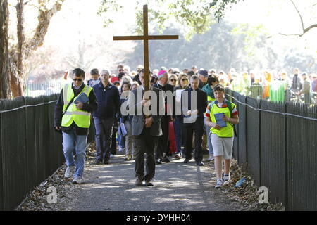 Dublin, Irland. 18. April 2014. Die Pilger folgen der Erzbischof von Dublin und die Person, die das Kreuz tragend. Der Erzbischof von Dublin, Diarmuid Martin, führte mehrere hundert Pilger in einer "Kreuzweg" Prozession durch Phoenix Park. Die Stationen mit Lesungen, Liedern und Meditation sollte uns der Passion und Kreuzigung Jesu Christi erinnern. Bildnachweis: Michael Debets/Alamy Live-Nachrichten Stockfoto