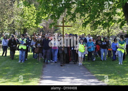 Dublin, Irland. 18. April 2014. Die Pilger folgen der Erzbischof von Dublin und die Person, die das Kreuz tragend. Der Erzbischof von Dublin, Diarmuid Martin, führte mehrere hundert Pilger in einer "Kreuzweg" Prozession durch Phoenix Park. Die Stationen mit Lesungen, Liedern und Meditation sollte uns der Passion und Kreuzigung Jesu Christi erinnern. Bildnachweis: Michael Debets/Alamy Live-Nachrichten Stockfoto