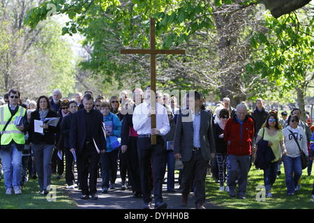 Dublin, Irland. 18. April 2014. Die Pilger folgen der Erzbischof von Dublin und die Person, die das Kreuz tragend. Der Erzbischof von Dublin, Diarmuid Martin, führte mehrere hundert Pilger in einer "Kreuzweg" Prozession durch Phoenix Park. Die Stationen mit Lesungen, Liedern und Meditation sollte uns der Passion und Kreuzigung Jesu Christi erinnern. Bildnachweis: Michael Debets/Alamy Live-Nachrichten Stockfoto