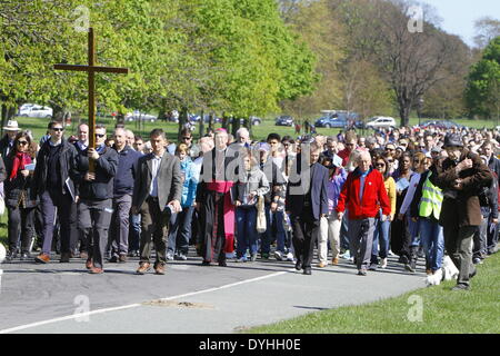 Dublin, Irland. 18. April 2014. Die Pilger folgen der Erzbischof von Dublin und die Person, die das Kreuz tragend. Der Erzbischof von Dublin, Diarmuid Martin, führte mehrere hundert Pilger in einer "Kreuzweg" Prozession durch Phoenix Park. Die Stationen mit Lesungen, Liedern und Meditation sollte uns der Passion und Kreuzigung Jesu Christi erinnern. Bildnachweis: Michael Debets/Alamy Live-Nachrichten Stockfoto