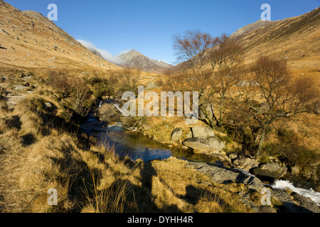 Glen Rosa trail in Herbstfärbung mit brennen und cir Mhor Isle of arran Stockfoto