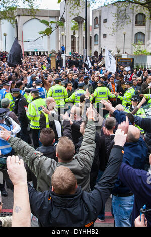 London, 18. April 2014. English Defence League Aktivisten sind Muslime von der Polizei voneinander getrennt, wie Anti-Islamisten britischen rechtsextremen Anjem Choudary und seine Islam4UK Gruppe Protest gegen nach dem Freitagsgebet im Regents Park Moschee, gegen "Camerons Kreuzzüge" zeigen. Bildnachweis: Paul Davey/Alamy Live-Nachrichten Stockfoto