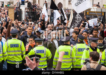 London, 18. April 2014. Eine Reihe von Polizisten trennt britischen rechtsextremen Anti-Islamisten Muslime nach dem Freitagsgebet, verlassen, wie sie Anjem Choudary und seine Islam4UK Gruppe Protest im Regents Park Moschee, gegen "Camerons Kreuzzüge" Counter zeigen. Bildnachweis: Paul Davey/Alamy Live-Nachrichten Stockfoto