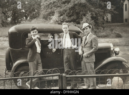 Drei junge Mann draußen ein Auto in New Jersey, ca. 1941 Stockfoto