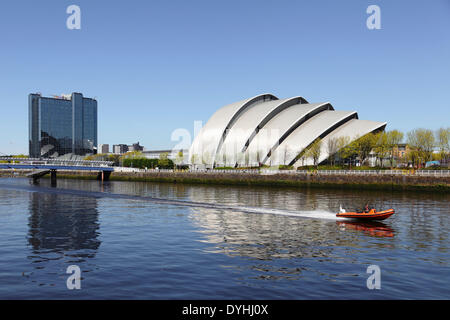 SEC Centre, Finnieston, Glasgow, Schottland, Großbritannien, Freitag, 18. April 2014. Ein Schnellboot auf dem Fluss Clyde unter einem klaren blauen Himmel neben dem Clyde Auditorium / Armadillo Gebäude Stockfoto