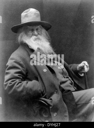 Walt Whitman, Dreiviertel Länge Porträt, sitzend, nach rechts, Hut, ca. 1887 Stockfoto