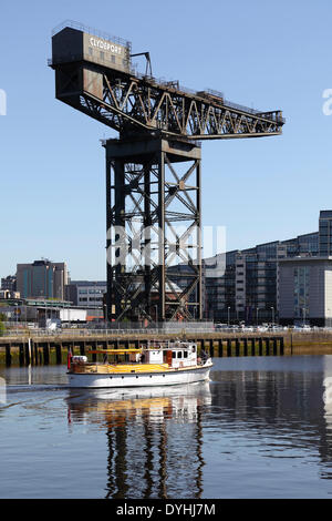 Finnieston, Glasgow, Schottland, Großbritannien, Freitag, 18. April 2014. Das Flussboot MV Rover fährt den Fluss Clyde neben dem Finnieston Crane in Richtung Glasgow City Centre Stockfoto