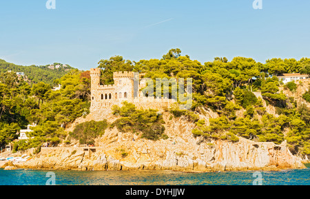 Lloret de Mar, Spanien - 13 Oktober: Touristen genießen mittelalterliche Burg in Lloret de Mar an Costa Brava Ufern am 13. Oktober 2013 Stockfoto