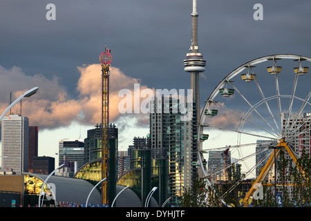 CN Tower in Toronto betrachtet bei Sonnenuntergang von der Exhibition Place. Stockfoto