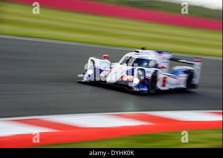 Northampton, UK. 18. April 2014. #7 Toyota Racing Toyota TS 040 Hybrid von Alexander Wurz (AUT), Stephane Sarrazin (FRA), Kazuki Nakajima (JPN) in Aktion während des zweiten freien Trainings in Runde 1 der 2014 FIA World Endurance Championship von Silverstone Circuit. Bildnachweis: Aktion Plus Sport/Alamy Live-Nachrichten Stockfoto