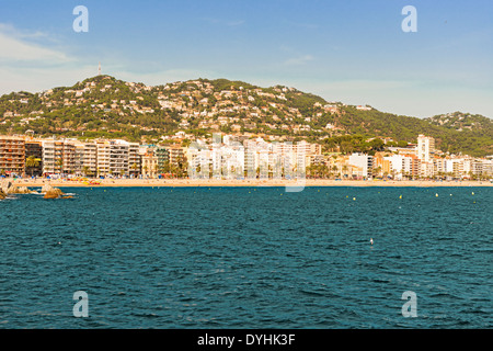 Lloret de Mar, Spanien - 13 Oktober: Touristen genießen Strand in Lloret de Mar an Costa Brava Ufern am 13. Oktober 2013 Stockfoto