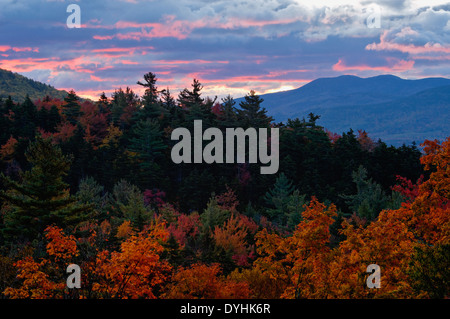 Herbst-Sonnenaufgang in den White Mountains National Forest in New Hampshire Stockfoto
