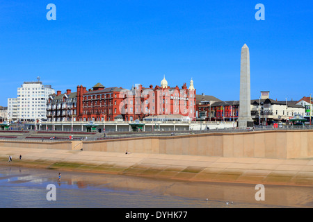 Blackpool Promenade und Meer Regeneration mit dem Grand Hotel Metropole und Krieg Denkmal Obelisk, Lancashire, England, UK. Stockfoto