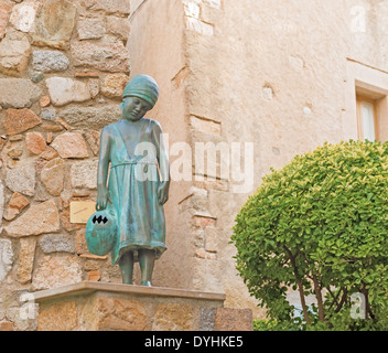 Mädchen-Statue auf der Straße in der mittelalterlichen Stadt Tossa del Mar, Costa Brava, Spanien Stockfoto