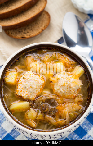 Suppe mit Frikadellen Stockfoto