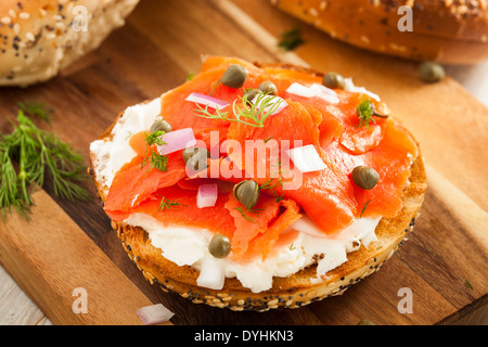 Hausgemachte Bagel und Lox mit Frischkäse, Capes und Dill Stockfoto