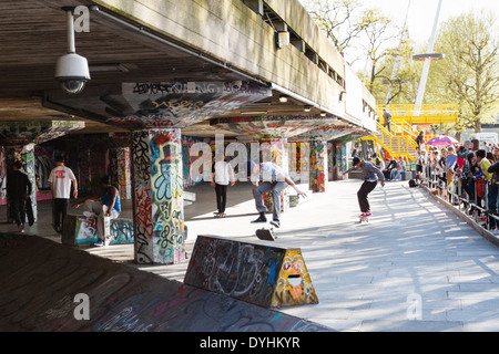 Skateboarder an der Southbank Skatepark, Unterkirche der Southbank Centre, London, England, UK Stockfoto