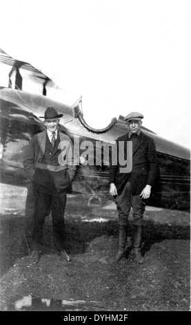 Z. B. Leonhardt besondere Sammlung Foto Leonhardt mit Mann vor Flugzeug Stockfoto