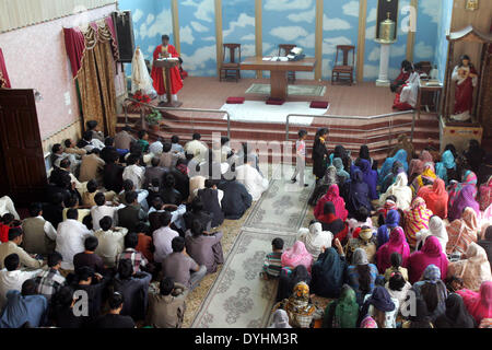 Quetta. 18. April 2014. Pakistanische Christen besuchen einen Karfreitag Service in einer Kirche im Südwesten Pakistans Quetta, 18. April 2014. Bildnachweis: Asad/Xinhua/Alamy Live-Nachrichten Stockfoto