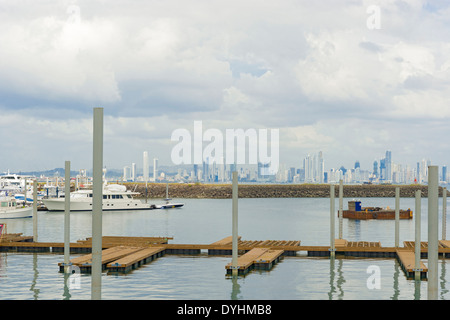 PanAm Stadt Wolkenkratzer-Skyline an sonnigen Tag im 2. Januar 2014. Blick vom Hafen auf Flamenco-Insel. Stockfoto