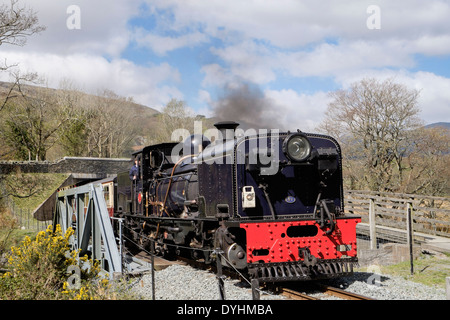 Welsh Highland Railway Dampflok Afon Glaslyn Fluss-Brücke in Aberglaslyn Pass Beddgelert Gwynedd North Wales UK Stockfoto