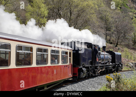 Welsh Highland Railway Dampfzug Motor 87 Reisen entlang Aberglaslyn Pass in Snowdonia. Beddgelert Gwynedd Nordwales UK Stockfoto